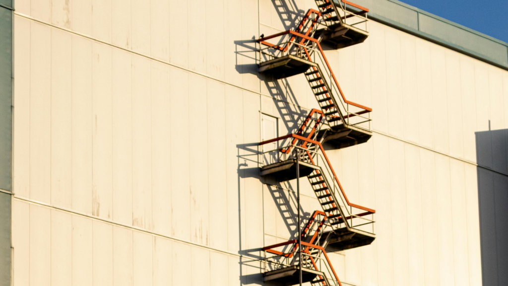 Sistemas de protección contra incendios en nave industrial según resumen RSCIEI 2025